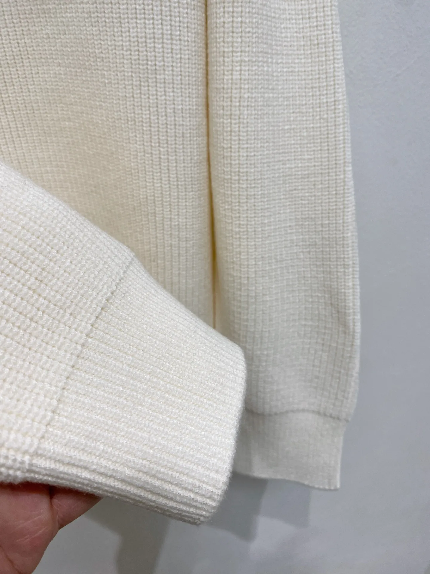 🅿️540 LV autumn and winter classic cardigan sweater, in full condition! ! ! Wool blended fabric, the latest model in 2025, golden ratio! ! Slim-fitting soft gold, versatile and practical item, the combination and practicality are extremely powerful, simple and elegant, and classy! To create your own style, it is highly recommended to buy it in two colors. The standard slim fit tailoring process is suitable for both young and old men. It is knitted from wool and will not cause any discomfort! While keeping warm, it is stylish, textured and wearable, and the classic logo with contrasting colors on the chest feels in place! ! Recommended for regular customers! ! Size M-3XL (maximum wear: 190 pounds)